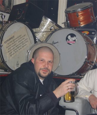 Ein Mann und sein Drumset