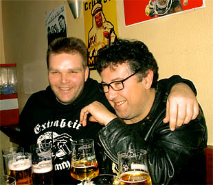 Mit Bier beruhigt - Micha und Ralph