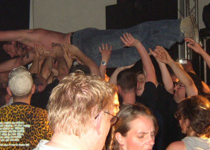 Stage Diving mit Ansage - Perfekt