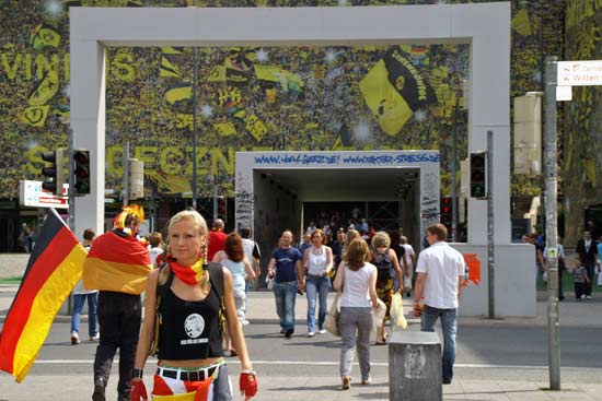 Zum Empfang am Bahnhof gibt es die Südtribüne auf die Augen