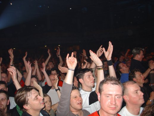 In der Halle brannte die Luft